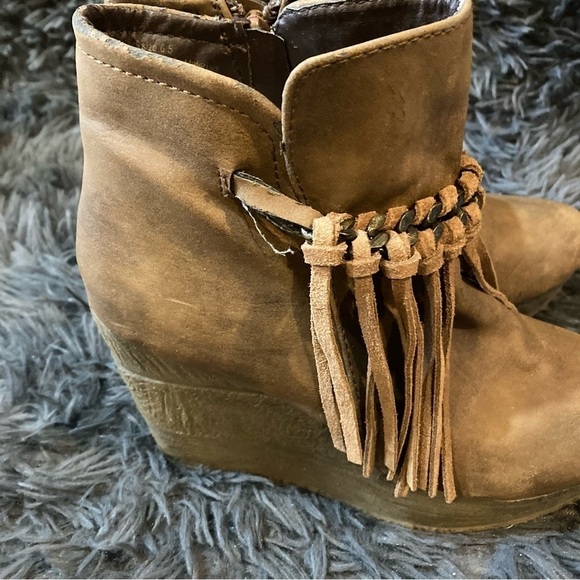 Ladies Tan Fringe Wedge Bootie - Picture 8 of 10